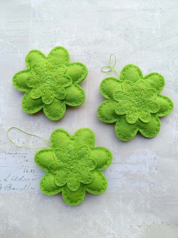 Kytičky k dekoraci pro Olču zelené