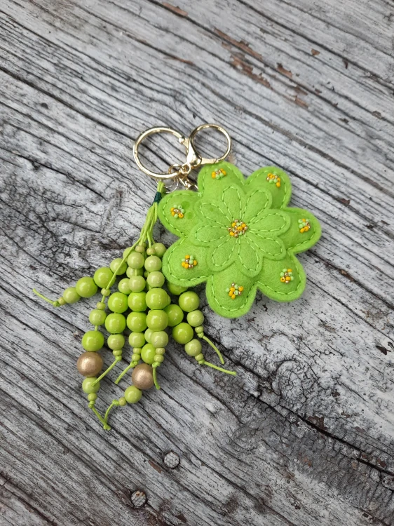 Přívěsek s kytičkou a korálky zelená